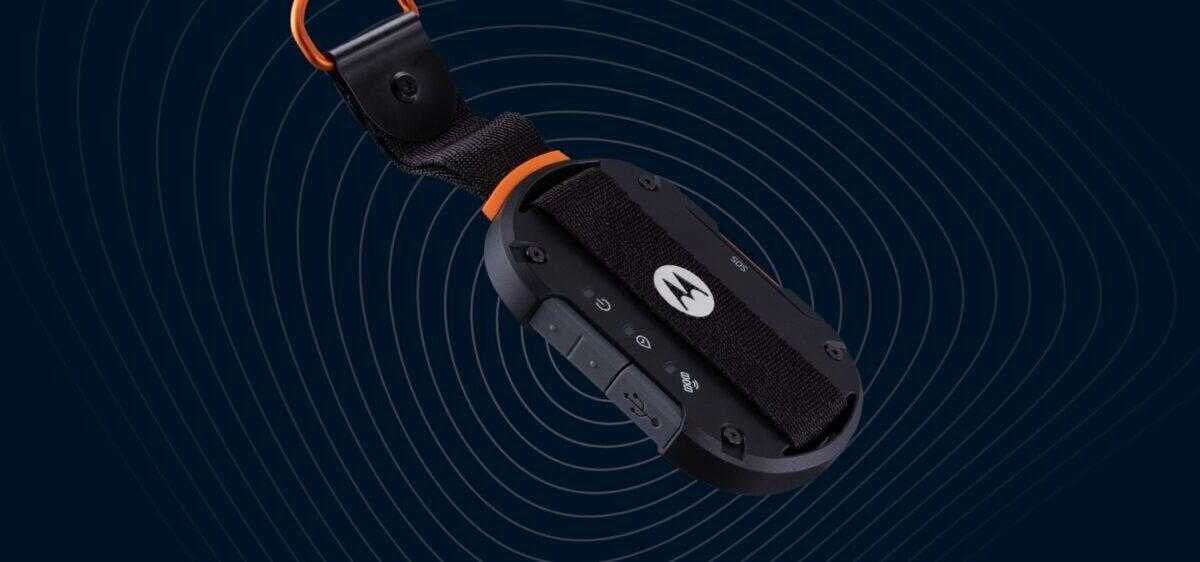 Мобильное устройство Motorola Defy 2 с креплением на запястье