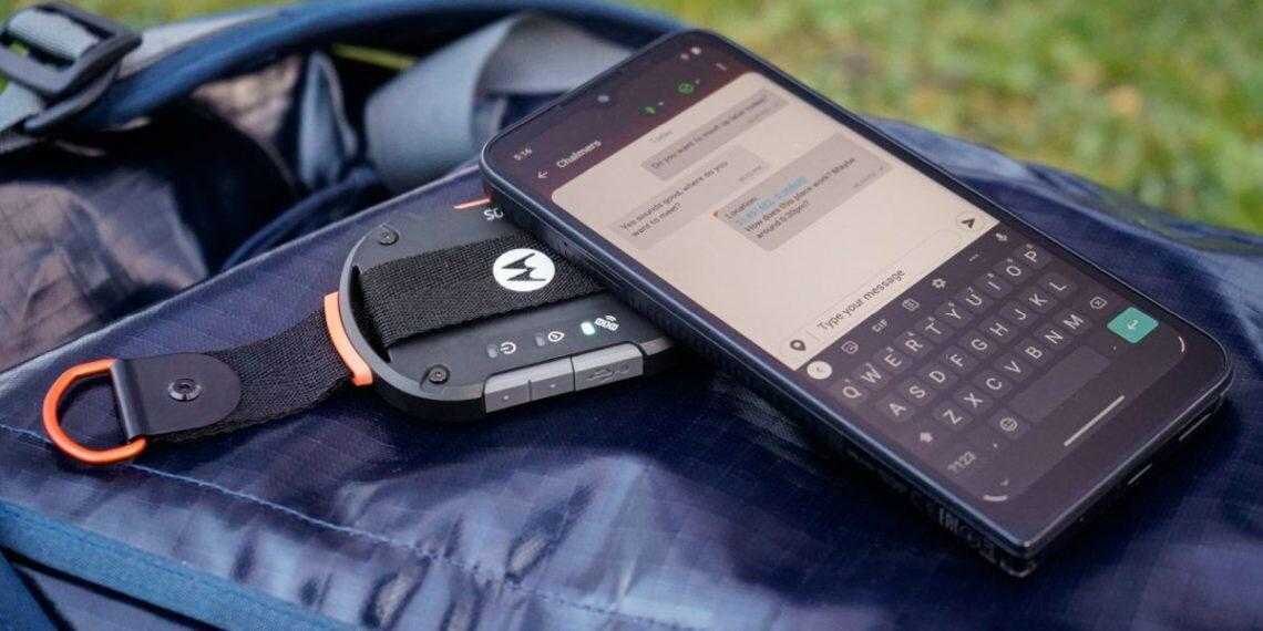 Смартфон Motorola Defy 2 и аксессуары на рюкзке