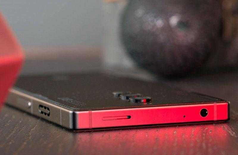 Планка под дисплеем с разрядкой в ZTE nubia Z50 Ultra, сломанный экран рядом