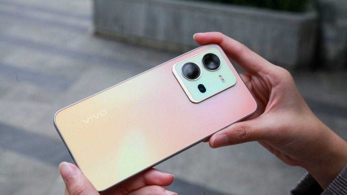 Розовый смартфон Vivo Y100 с тремя камерами