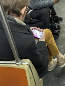 Google Pixel Fold заметили в метро Нью-Йорка (1 3)