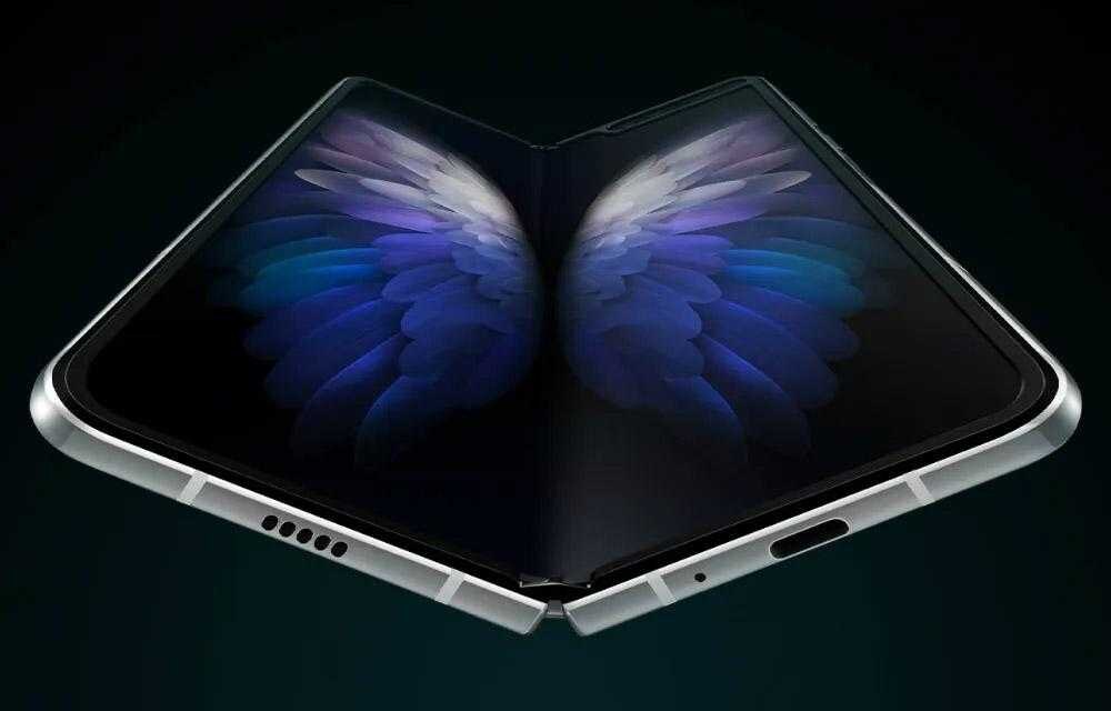 Складной смартфон Samsung Galaxy Flip 5 открыт вид сверху