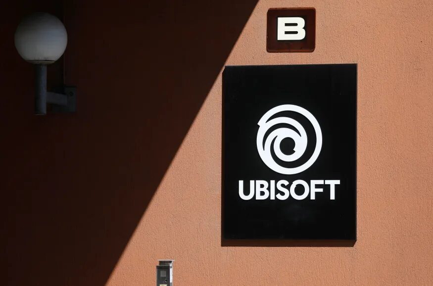 Вывеска Ubisoft на стене у здания с номером В3