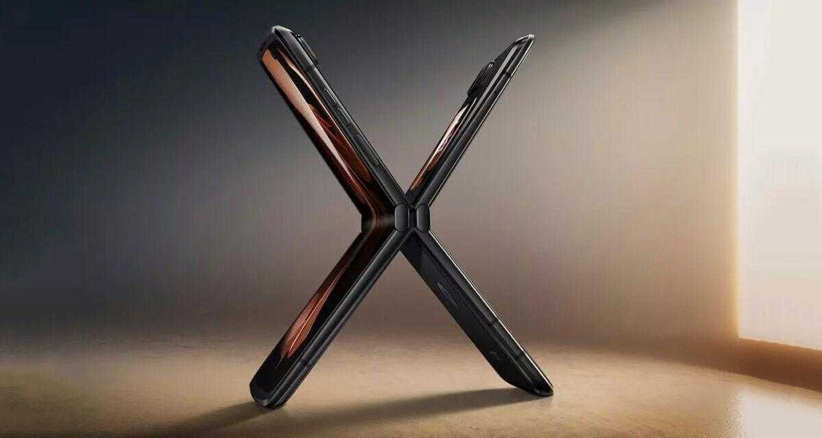 Гибкий смартфон Motorola Moto Razr 2023 в разложенном виде с видимым шарниром