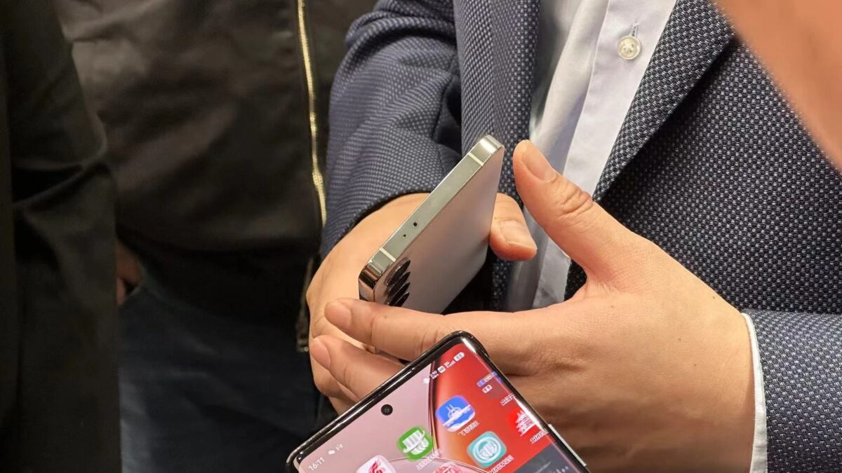 Человек держит смартфоны Meizu с экраном и задней панелью
