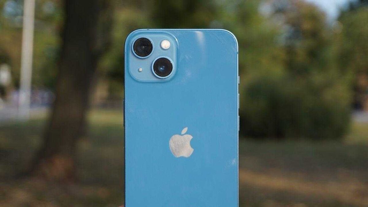 Задняя часть iPhone 13 голубого цвета с двойной камерой