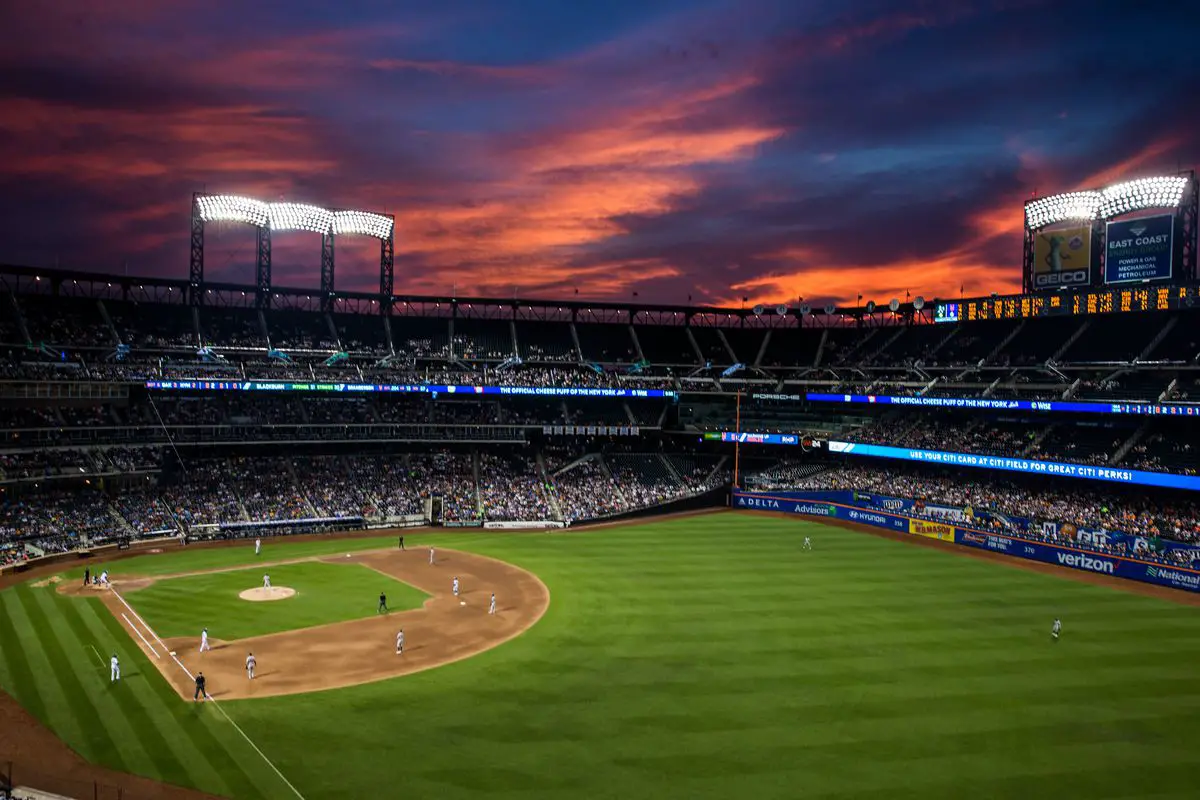 Samsung строит огромное табло площадью 17 400 кв. футов для стадиона New York Mets (citi field night)