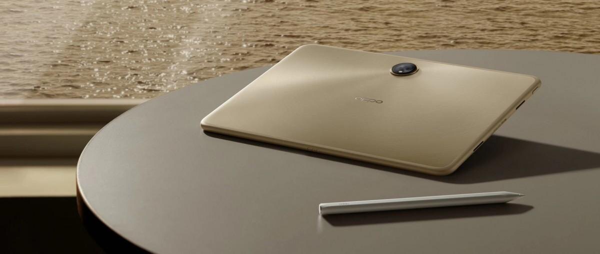 Планшет Oppo Pad 2 и стилус на столе