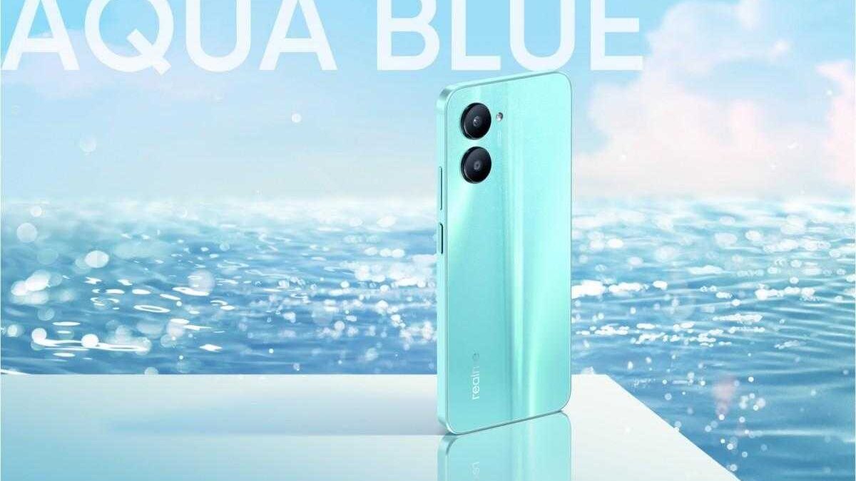 Смартфон realme C33 2023 с голубым корпусом показан спереди