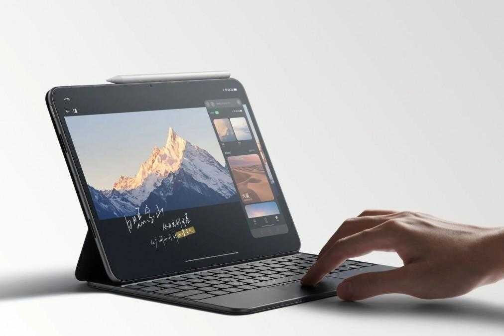 Oppo Pad 2 с клавиатурой и стилусом на белом фоне