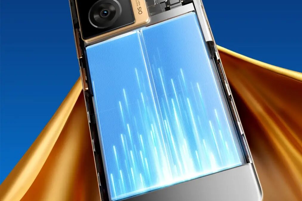 Рекламное изображение смартфона iQOO Z7 с зарядкой 120W и внутренним компонентом