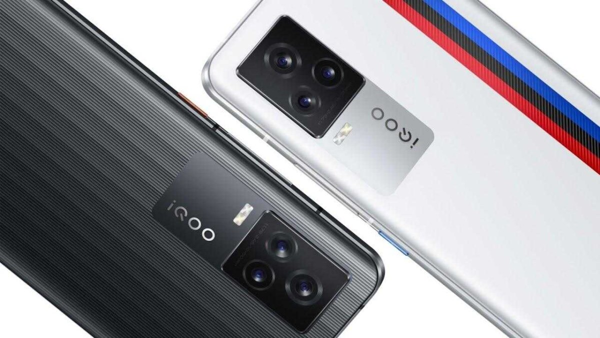 Смартфон Vivo с логотипами iQOO и Vivo в рекламной визуализации, кадр для новости о слиянии брендов