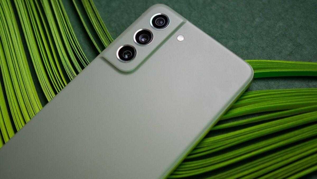 Серый смартфон Samsung Galaxy S23 FE с тройной камерой и светодиодной вспышкой