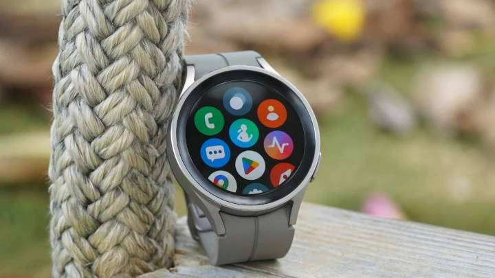 Samsung вновь добавляет в Galaxy Watch вращающуюся рамку (samsung galaxy watch 5 pro wear os apps 12022023)