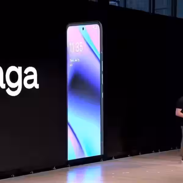 Представление криптосмартфона Solana Mobile Saga на сцене
