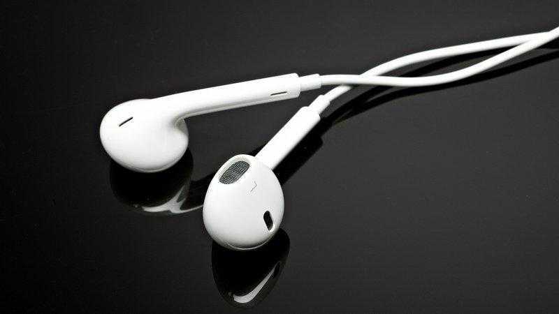 Apple готовится к выпуску проводных наушников EarPods с зарядным портом USB-C ()