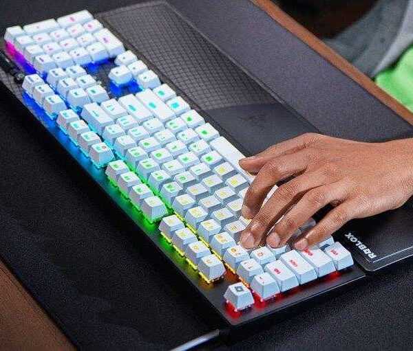 Компания Razer представила клавиатуру, мышь и гарнитуру в стиле Roblox (514)