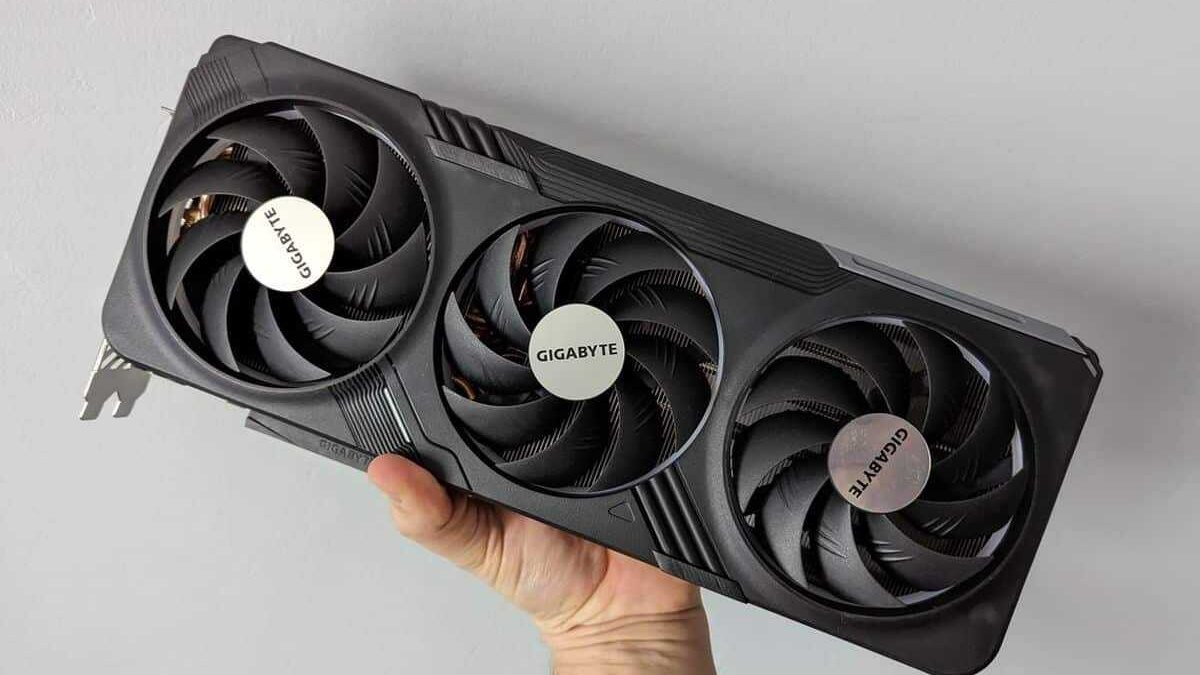Видеокарта NVIDIA GeForce RTX 4070 с тремя вентиляторами, вид сбоку