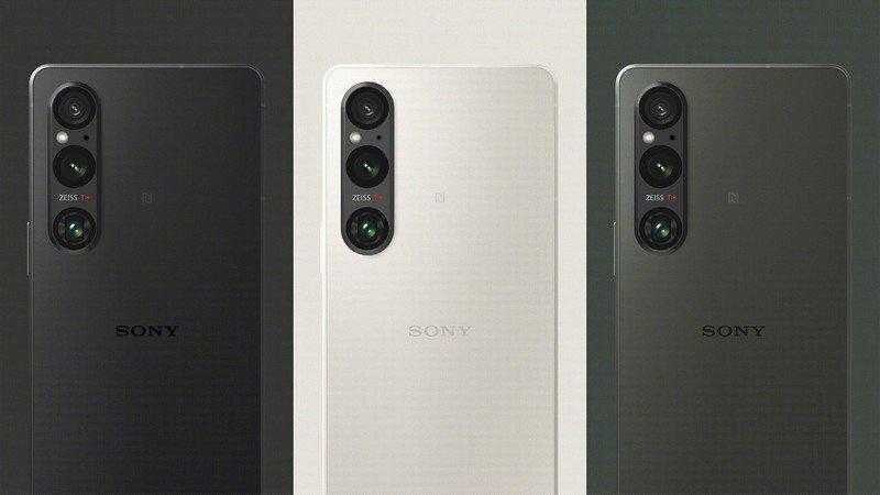 Тройная камера Sony Xperia 1 V сбоку на черном и светлом фоне