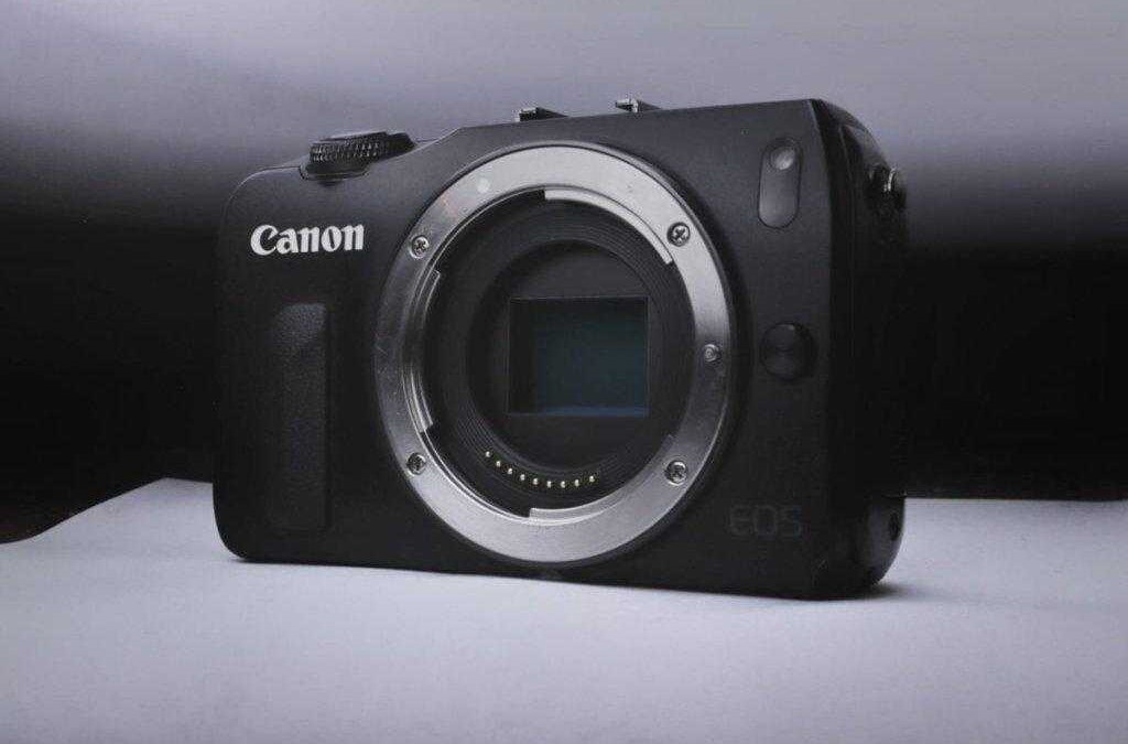 Зеркальный корпус камеры Canon EOS R100 без объектива