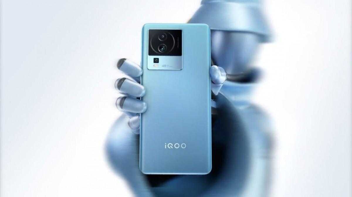 Смартфон iQOO Neo 8 в голубом цвете в руке
