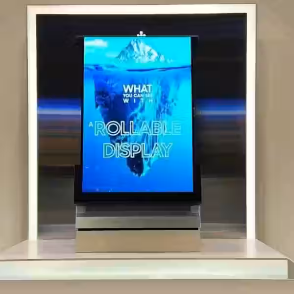 Рулонная OLED-панель Samsung 12,4 дюйма на выставке демонстрация гибкого дисплея