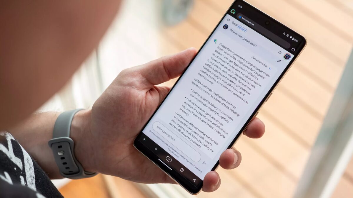 Пользователь держит смартфон с открытым приложением Google Bard на экране Android