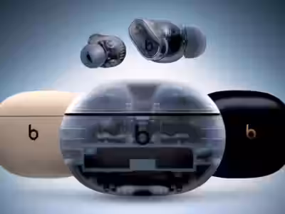 Беспроводные наушники Beats Studio Buds+ от Apple с зарядными кейсами на столе