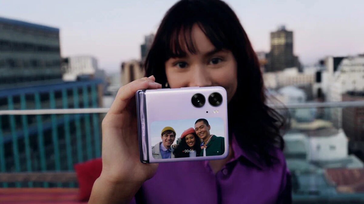 OPPO начала продажи складного смартфона Find N2 Flip в России 7 Девушка держит складной смартфон OPPO Find N2 Flip, показывая экран с фотографией друзей