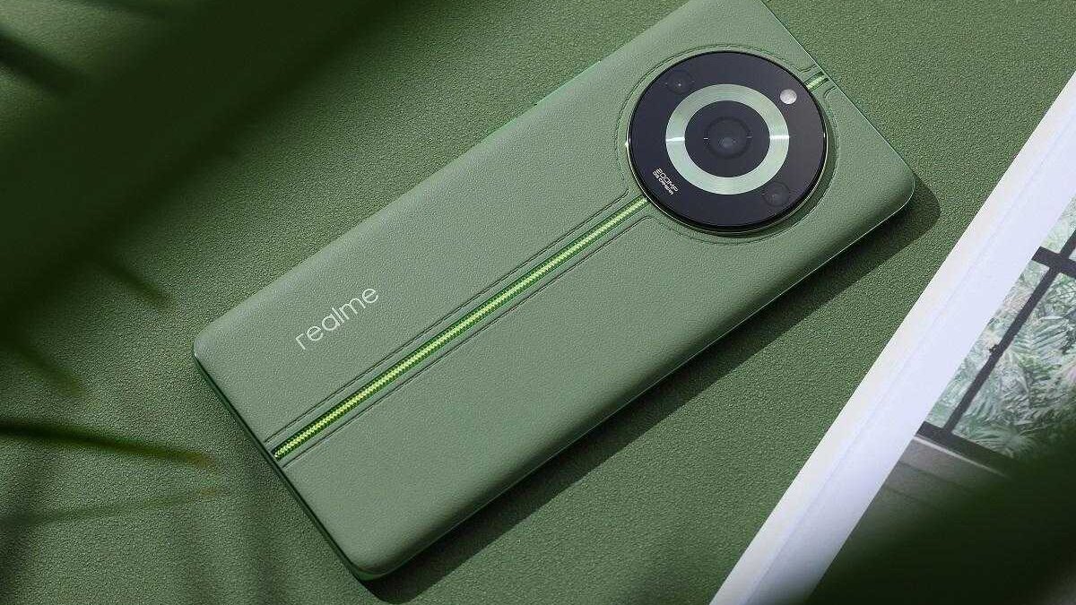Зеленый смартфон Realme 11 с крупной камерой