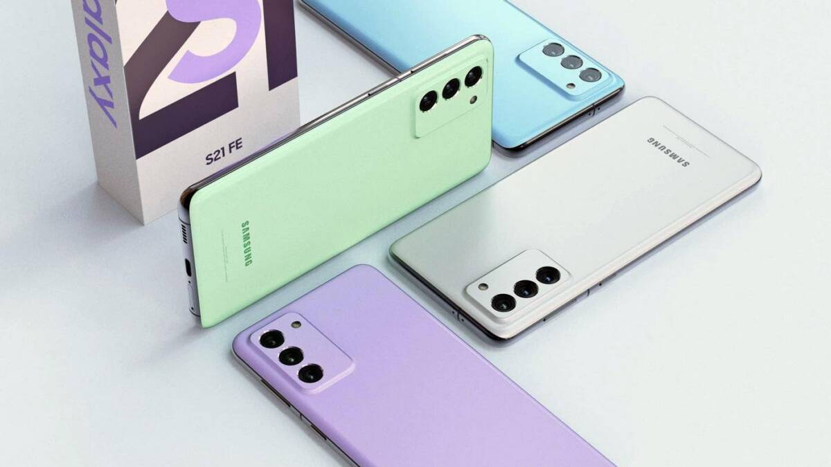 Пять смартфонов Samsung Galaxy S23 FE с разными расцветками на витрине
