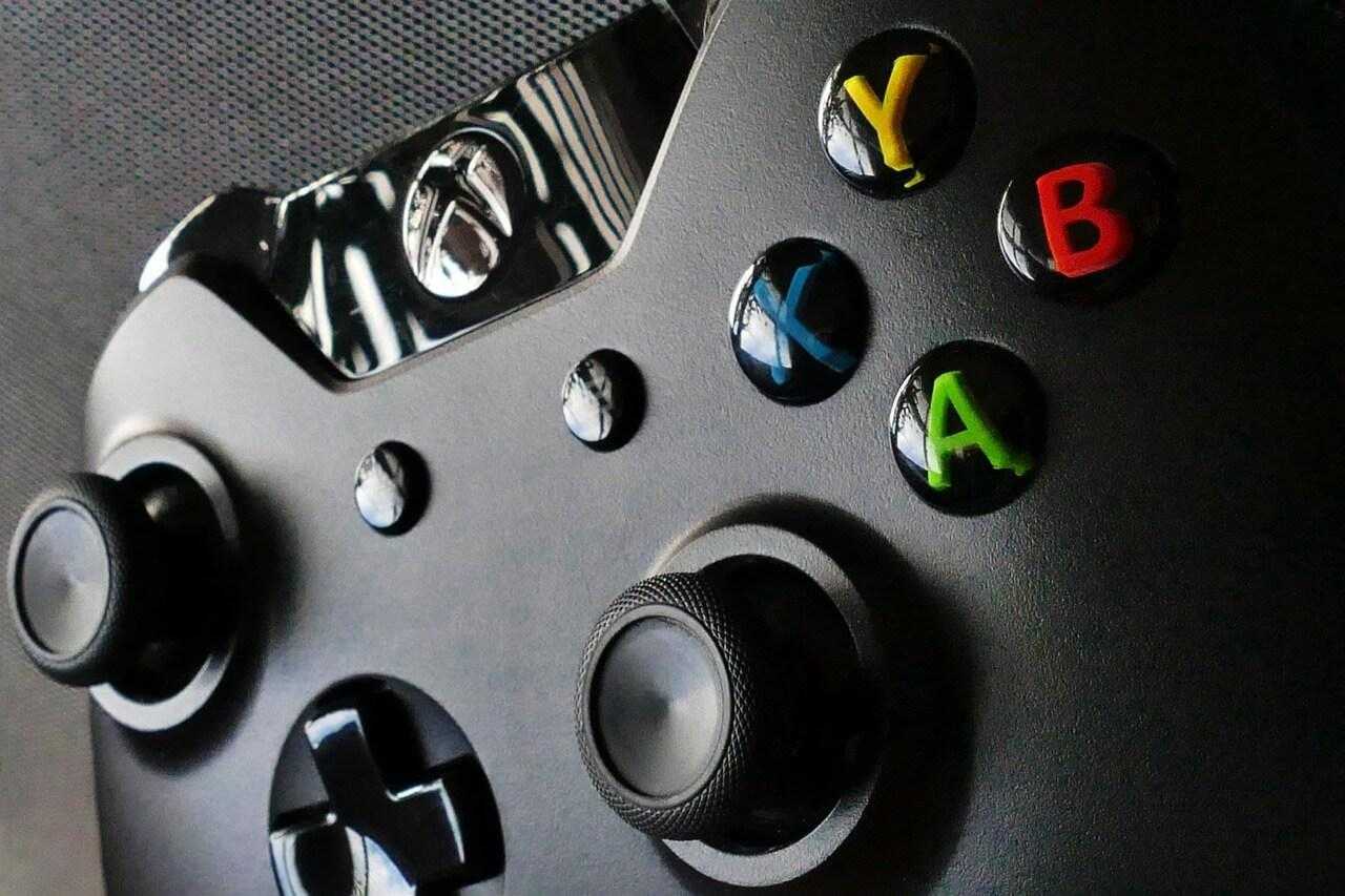 Как превратить Xbox One в домашний ПК? (video games controller close up)