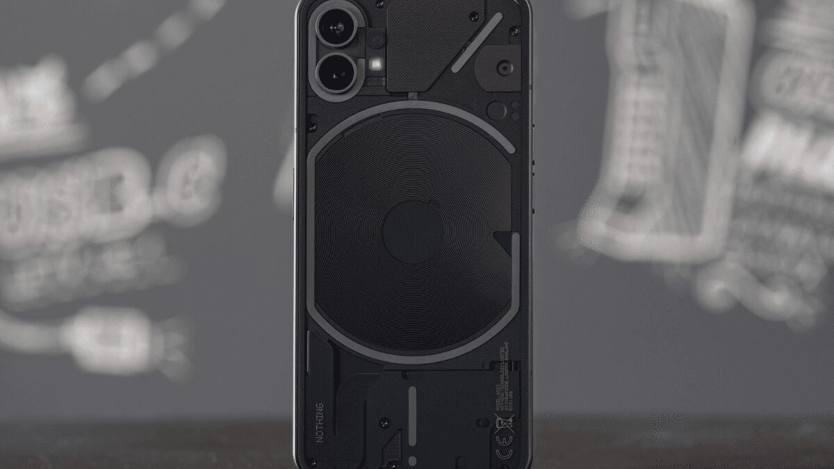 Задняя панель Nothing Phone 1 с крупной звуковой колонкой