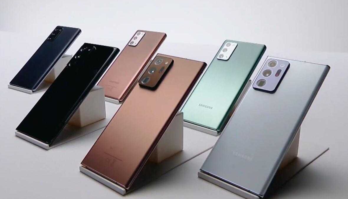 Разрезанные смартфоны Samsung Galaxy на подиуме в выставочной зоне
