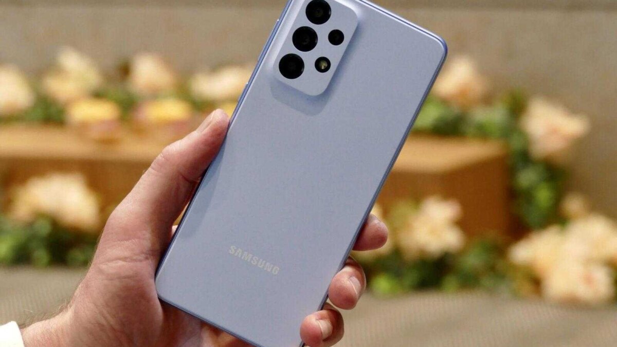 Смартфон Samsung в руке крупный план задняя панель с камерой