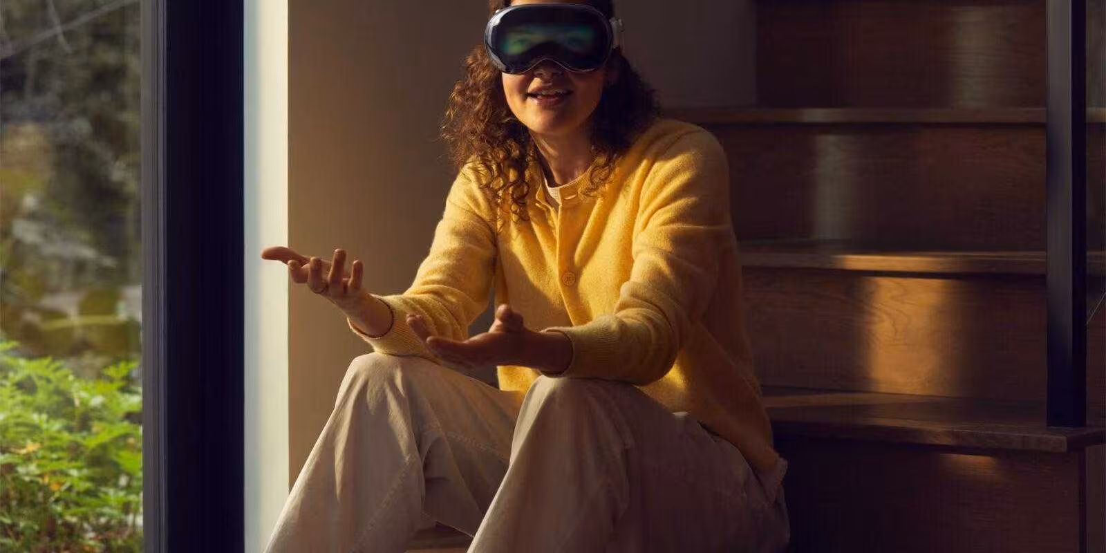 Продажи очков смешанной реальности Vision Pro начнутся в феврале 2024 года 1 apple wwcd23 vision pro lifestyle with battery facetime 230605 big.jpg.large 2x