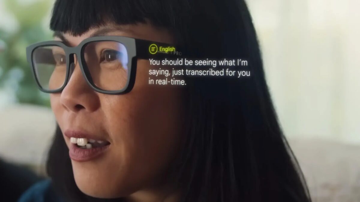 Женщина в очках Google Project Iris с транскриптом речи