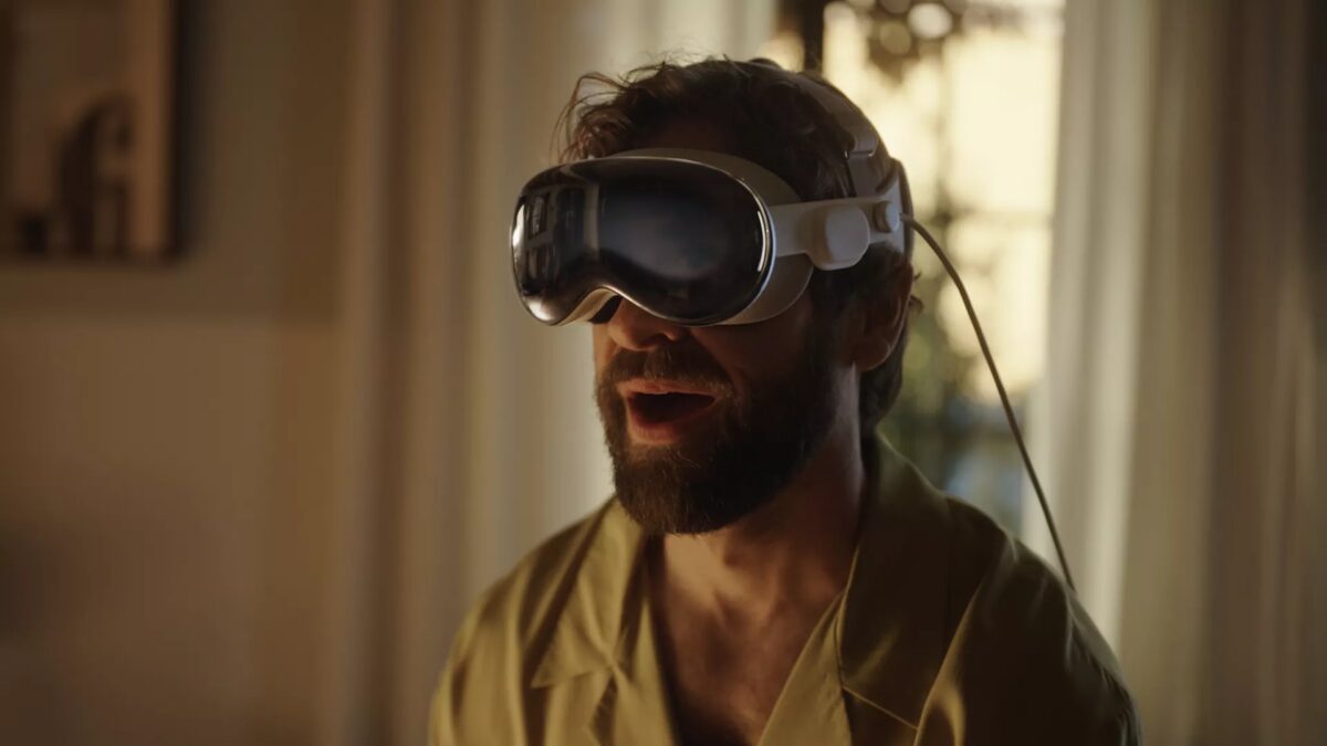 Мужчина с бородой в очках Apple Vision Pro внутри комнаты
