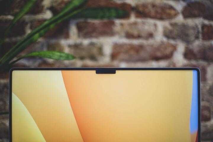 Смартфон iPhone с минимальным вырезом на экране