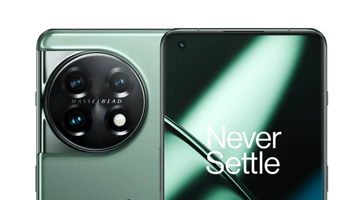 Передняя и задняя части смартфона OnePlus 12 с четырьмя камерами