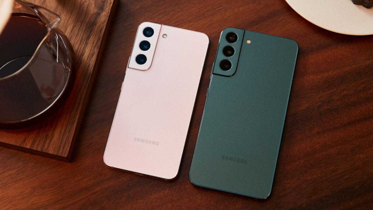 Два смартфона Samsung Galaxy S24 на деревянной поверхности