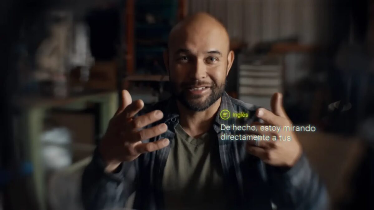 Мужчина с очками Project Iris показывает жесты в помещении