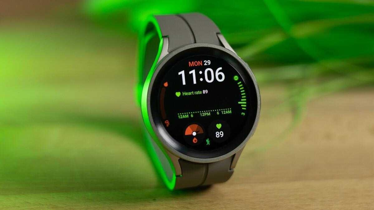 Samsung Galaxy Watch 6 на запястье: интерфейс времени и пульс на экране