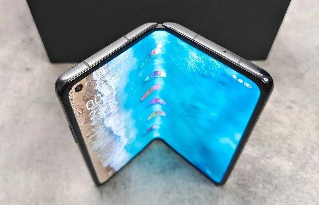 Сгибающийся смартфон OnePlus Fold в открытом положении, виден разложенный дисплей