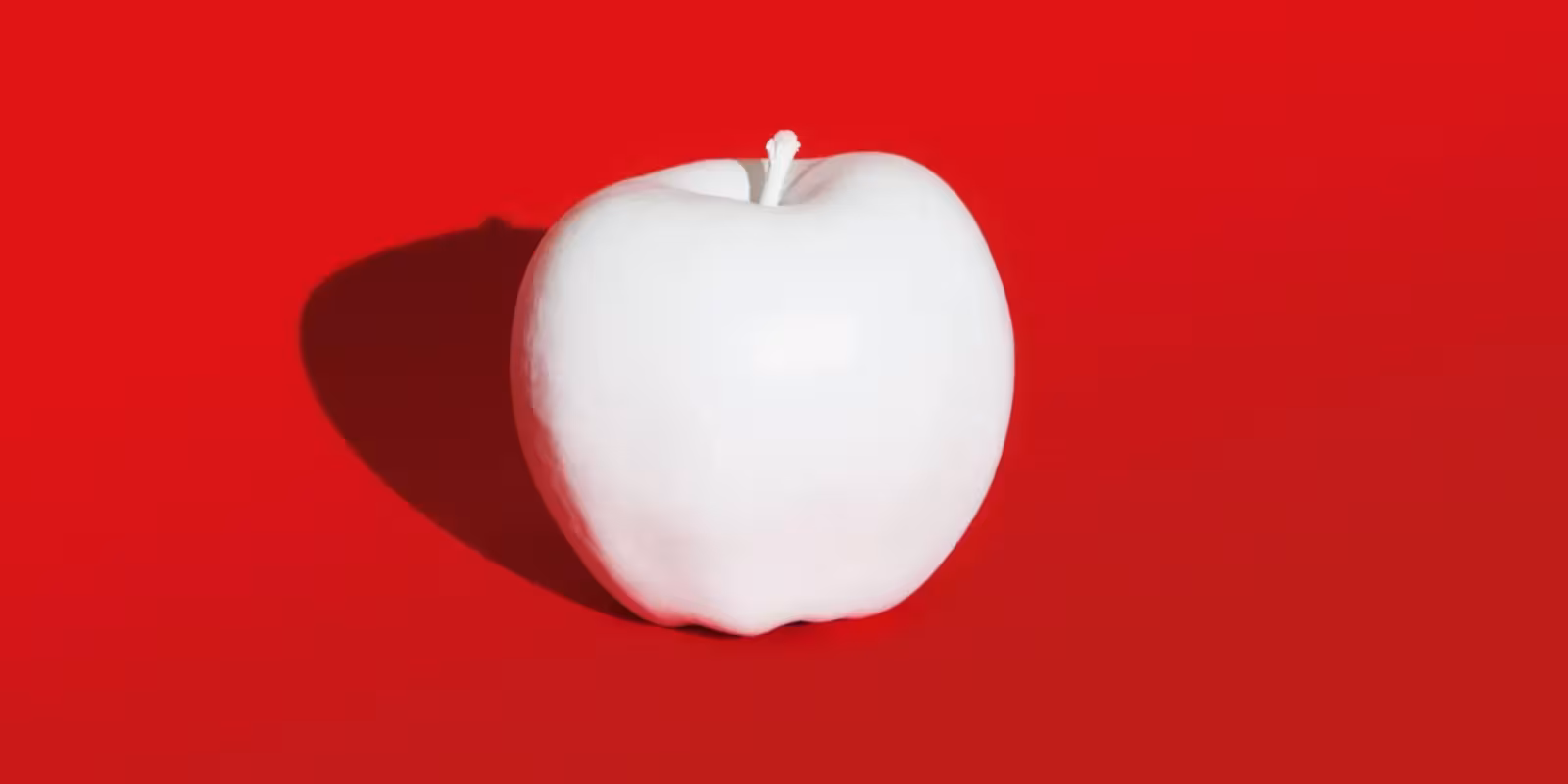 Apple хочет получить права на все изображения яблок 3 whiteapple redbackground biz gettyimages 740523449