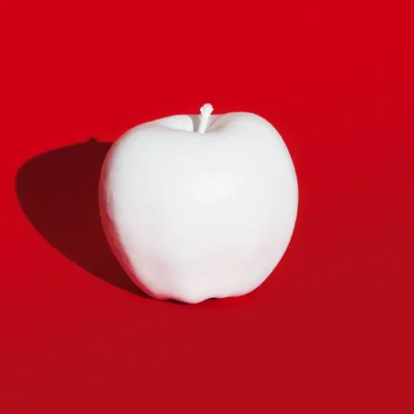 Apple хочет получить права на все изображения яблок (whiteapple redbackground biz gettyimages 740523449)