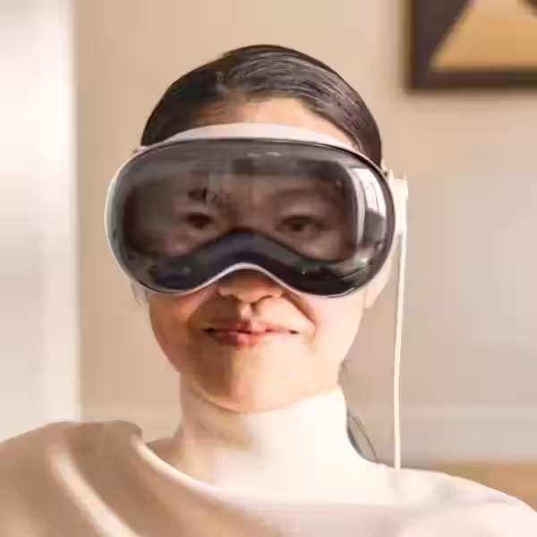 Женщина в очках виртуальной реальности Apple Vision Pro во время внутреннего тестирования