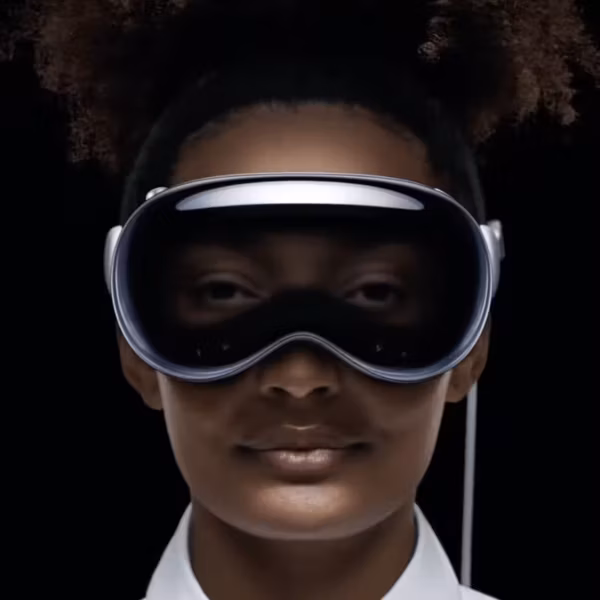 Человек в специальных линзах Zeiss для Apple Vision Pro