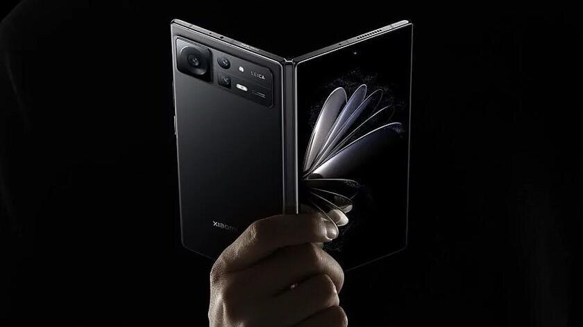 Складной телефон Xiaomi Mix Fold 3 в руке, вид спереди и сзади