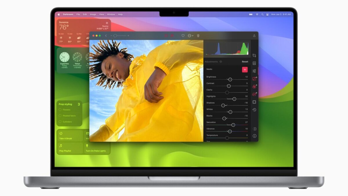 Ноутбук MacBook с открытым приложением для редактирования фото